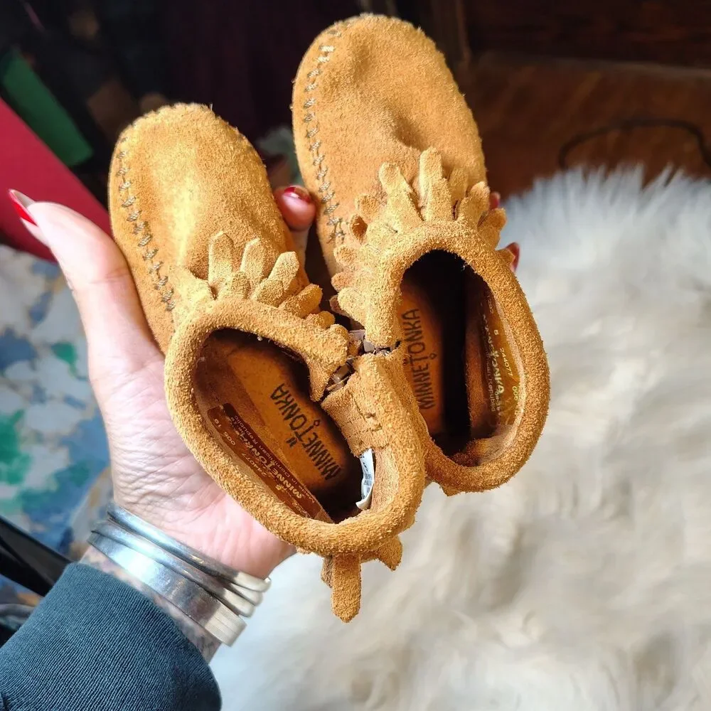 Minnetonka Kids Unisex Suede Leather Ankle Double Fringe Moccasins Shoes Size 5